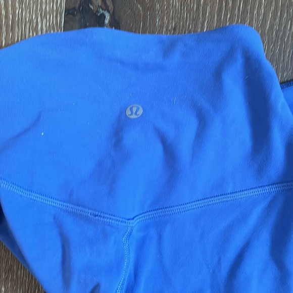 Lululemon size 2, doesn’t fit me, no tag, great condition no stains - Picture 2 of 2